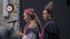 Andrs Collantes, quien actualmente vive a caballo entre Vedra y Santiago, lleva 5 aos copresentando el desfile del Da do Traxe Galego junto a Cristina Mosquera. Para min  unha honra enorme poder facelo. Ao principio penso que me quedaba grande, pero cada ano intento mellorar, dice l. En esta ltima edicin gan el primer premio del concurso una reproduccin suya de un mandil que logr localizar en Vigo tras seguir la pista a la pieza.