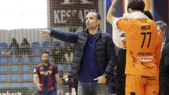 Juanma da indicaciones durante el partido contra el Levante en el Vista Alegre.