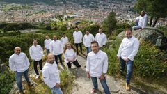 Desde  ver�n a Trives. Los chefs de Coci�a Ourense son, y desenvuelven su trabajo, en distintos puntos de la provincia de Ourense, desde Ver�n hasta Trives, pasando por Leiro o Ramir�s. En la imagen, aparecen en el mirador de Montealegre, con Ourense al fondo