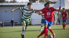 �scar Mart�n se lleva un bal�n en un partido de la Tercera Divisi�n