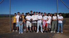 Integrantes del grupo Solaris sostienen un primer modelo del Virandinha.