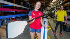 Roco, acompaada de su entrenador Beni Horta, en las instalaciones del Club do Mar Noia.