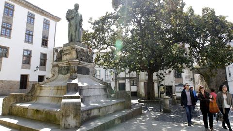 Estatua de Montero R�os, presidindo a compostel� praza de Mazarelos.