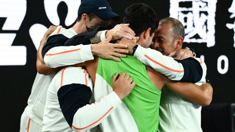 El abrazo de Alcaraz con su equipo