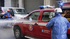 Proteccin Civil de Maceda desinfecta cada da al son de la msica