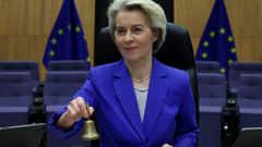 Von der Leyen toca la campana que marca el inicio de la reuni�n del Colegio de Comisarios Europeos. 