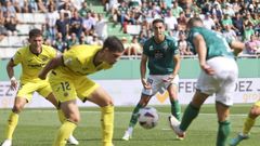 Sabin Merino aguarda un pase de Pena al borde del �rea.