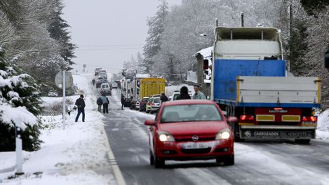 La nieve dificulta la circulacin en la N-640 a la altura del kilmetro 85 provocando grandes retenciones. 