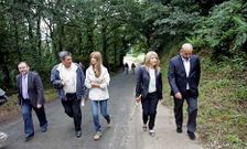 La comitiva encabezada por Carmen Pardo recorri� ayer 4,8 kil�metros del Camino Franc�s.