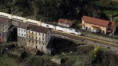 Un tren pasa por la estaci�n de Santo Estevo, en la l�nea f�rrea entre Monforte y Ourense
