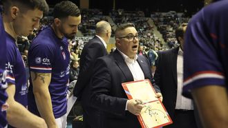 Epi, con su pizarra, en un tiempo muerto del Monbus Obradoiro