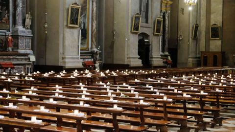 Una iglesia italiana de Manerbio, cercana a la regi�n de Brescia, alberga los nombres de 150 personas falllecidas por coronavirus, que ser�n le�dos por el p�rroco durante un oficio religioso retransmitido por Facebook 