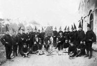 A comparsa nunha imaxe do ano 1913 co gallo do popular entroido da �poca. 