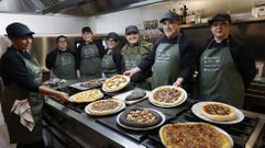 Un grupo de alumnos del mdulo de cocina y su profesor en el Obradoiro de Hostalera do Salns, en Sanxenxo