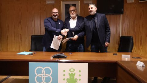 O presidente en funci�ns da Deputaci�n, Efr�n Castro, asinou o acordo co alcalde de Sarria, Claudio Garrido