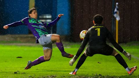 Jorge Gonz�lez trata de rematar un centro al �rea en la visita del Lugo al Avil�s.