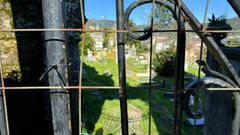 El cementerio de San Pedro de Muros lleva cerrado desde diciembre del 2022 cuando se derrumb parte de la iglesia anexa