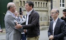 El alcalde saluda a Besteiro ayer a su llegada a Ourense ante la mirada de Barquero. 