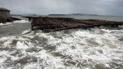 Dos bateas a la deriva llegaron a Tragove, Cambados