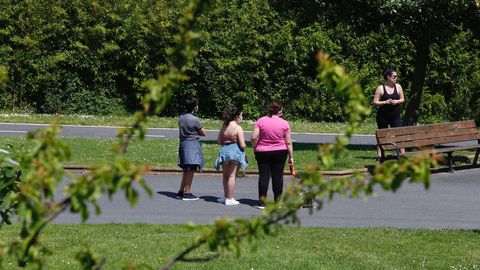 Gente paseando por los jardines de A Coru�a