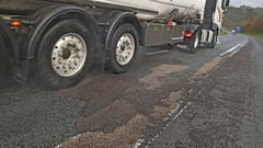 Un cami�n circula sorteando varios baches en un carril muy deteriorado, en la autov�a A-6, a su paso por Betanzos. 