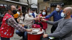 Vecinos de Pontevedra disfrutando del buen tiempo del 1 de enero en la ciudad