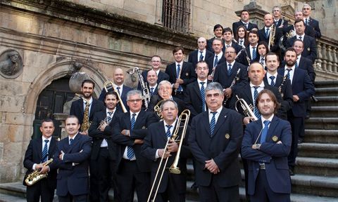 Los componentes de la Banda Municipal posan en las escaleras de A Quintana. 