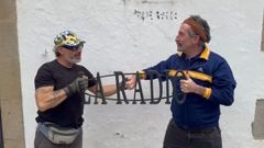 Javier Rial y Luiz Zahera grabaron un v�deo simb�lico retirando el letrero de La Radio de la fachada del inmueble de la r�a das Ameas, que a partir de ahora llevar� otro nombre con el desembarco de un nuevo proyecto hostelero.