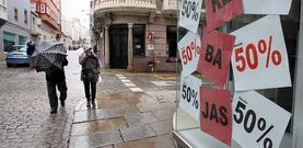 Negocios de A Magdalena anunciaban ayer descuentos de hasta el 50 % en el precio que se empezar�n a aplicar hoy mismo.