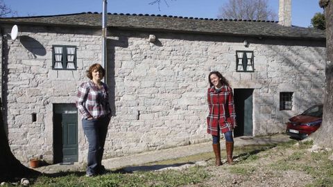 A la izquierda, Ftima Melo, en su albergue Rectoral de Romen, donde organiza retiros