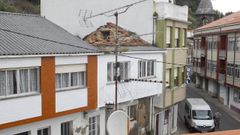 El tejado derrumbado de la vivienda provoca filtraciones hacia la casa colindante, situada a la izquierda de la foto