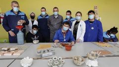 Segunda por la derecha, Noelia Eijo, con usuarios de los centros de la Fundaci�n Eu Son en Burela, ayer, jornada en la que fue citada para la vacuna