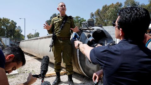 el portavoz del Ejrcito israel, Daniel Hagari, muestra a la prensa uno de los misiles balsticos iranes derribados.