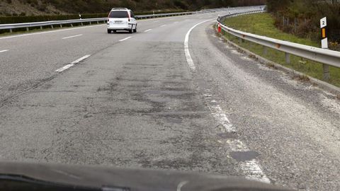 Subida de O Cereixal, con el carril derecho destrozado