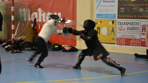 Miembros de ACADE practican esgrima hist�rica