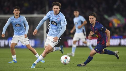 El futbolista del Celta Fer L�pez, durante el partido ante el Barcelona en el Camp Nou.