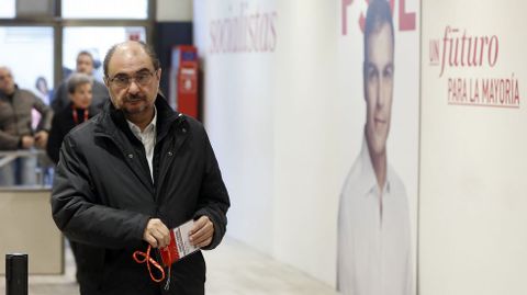 El presidente aragons, Javier Lambn, llega al Comit. Gobierna en su comunidad gracias a Podemos