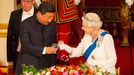 Xi Jinping en un banquete en Buckingham con la fallecida reina Isabel II