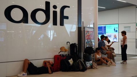 Viajeros a la espera en la estacin de Santiago
