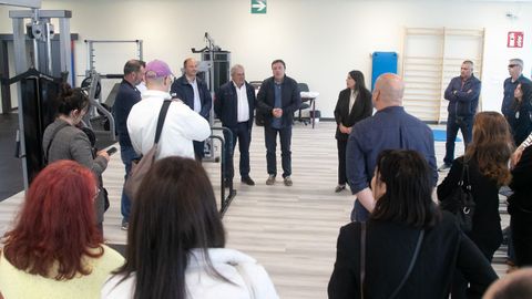 El presidente de la Diputaci�n, Valent�n Gonz�lez Formoso, particip�, junto al alcalde Jos� Luis Fern�ndez Mouri�o, en la reapertura del centro deportivo municipal.