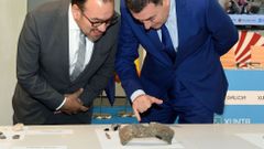 El rector de la USC, Antonio L�pez �izquierda� y el conselleiro de Cultura, Rom�n Rodr�guez, observan los restos de la vasija prehist�rica encontrada en el yacimiento arqueol�gico de Triacastela
