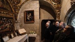 Merelles, mirando el retablo del camar�n restaurado.