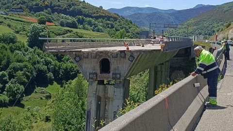 scar, el operario que se libr del derrumbe de la A-6 por apenas dos metros, observando los cascotes desde el puente contiguo.