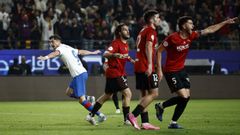 Lewandowski festeja su gol mientras varios futbolistas de Osasuna protestan por una posible falta previa