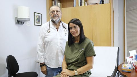 Jos� Manuel Garrido posa junto a su hija Alba en el centro policl�nico San Rosendo de Celanova.