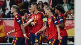 Varios jugadores celebran el segundo gol de la selecci&oacute;n ante Chequia.