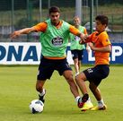 Juan Dom�nguez disputa un bal�n con Dani Iglesias en un entrenamiento en Abegondo.