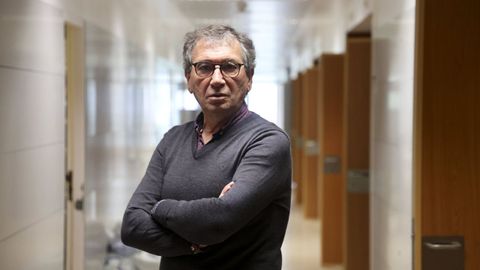 El psiquiatra Tito Núñez imparte una charla en Ares.