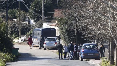 La operaci�n policial sirvi� para liberar a drogodependientes que viv�an en el interior del poblado (en la imagen, ante el de Los Chaquetas) cautivos: recib�an comida y drogas a cambio de realizar todo tipo de trabajos
