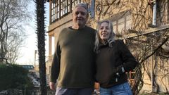 Jin Thonson y Pilar Saiz, matrimonio propietario del Hotel Torrecerredo, en Arena de Cabrales